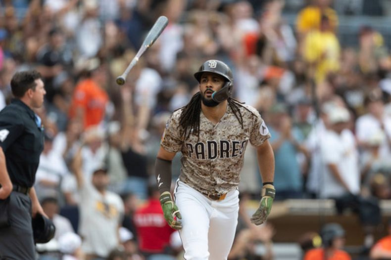 Fernando Tatis Jr., de los Padres de San Diego, lanza el bate después de conectar un cuadrangular durante la cuarta entrada del juego de béisbol de Grandes Ligas frente a los Astros de Houston el domingo 9 de agosto de 2026, en San Diego. (AP Foto/Karl Anderson)