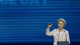 ARCHIVO - La presidenta de la Comisión Europea, Ursula von der Leyen, habla durante una ceremonia por el Día de la Independencia Energética Báltica en Vilna, Lituania, el domingo 9 de febrero de 2025. (AP Foto/Mindaugas Kulbis, archivo)