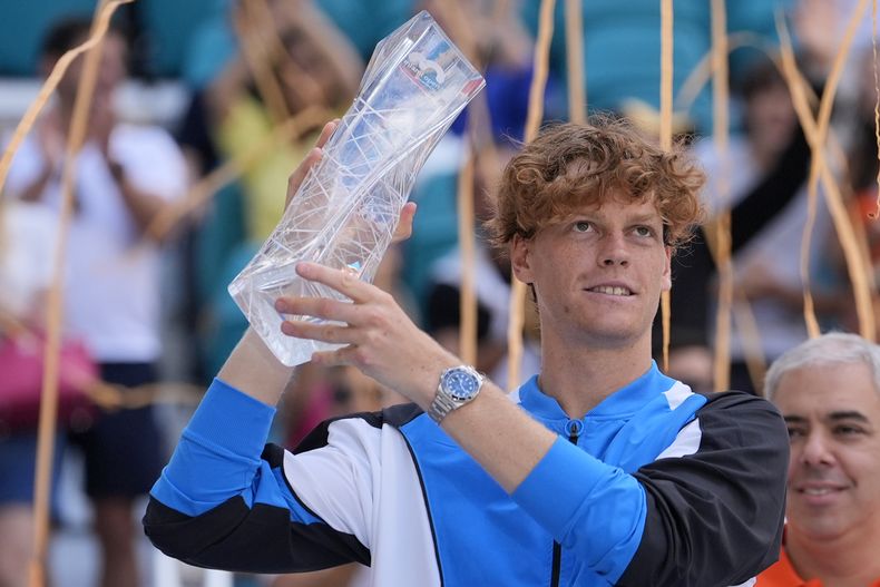 Jannik Sinner alza el trofeo de campeón del Abierto de Miami tras vencer a Grigor Dimitrov en la final, el domingo 31 de marzo de 2024, en Miami Gardens, Florida. (AP Foto/Lynne Sladky)