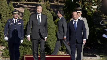 americateve | El jefe de gobierno espa&ntilde;ol Mariano Rajoy, izquierda, y su colega franc&eacute;s Francois Hollande pasan revista a la tropa al arribar al Palacio de la Moncloa en Madrid, el mi&eacute;rcoles 27 de noviembre de 2013, para su reuni&oacute;n bilateral