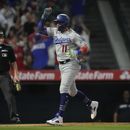 El venezolano Miguel Rojas, de los Dodgers de Los Ángeles, anota en un sencillo de Michael Busch ante los Angelinos de la misma ciudad, el martes 20 de junio de 2023 (AP Foto/Ashley Landis)
