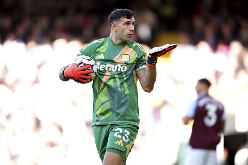 El arquero de Aston Villa, el argentino Emiliano Martínez, celebra tras atajarle un penal a Andreas Pereira, Fulham, por la liga inglesa en Craven Cottage, Londres, sábado 19 de octubre de 2024. (John Walton/PA vía AP)