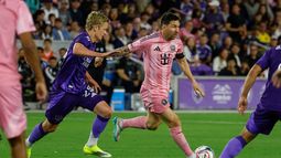 El delantero del Inter Miami Lionel Messi controla el balón mientras lo defiende Colin Guske del Orlando City el domingo primero de marzo del 2025. (AP Foto/Kevin Kolczynski)