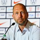 El seleccionador de Estados Unidos Gregg Berhalter responde preguntas en conferencia de prensa durante la presentación en su retorno el viernes 16 de junio del 2023. (AP Foto/Lucas Peltier)