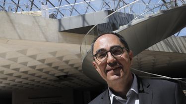 Acusan a expresidente del Louvre de lavado de dinero