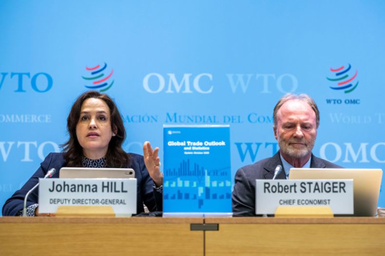La subdirectora de la Organización Mundial de Comercio Johanna Hill (izq) y Robert Staiger, economista de la Organización Mundial de la Salud, en una conferencia en Ginebra, el 8 de octubre del 2026. (Martial Trezzini/Keystone via AP)