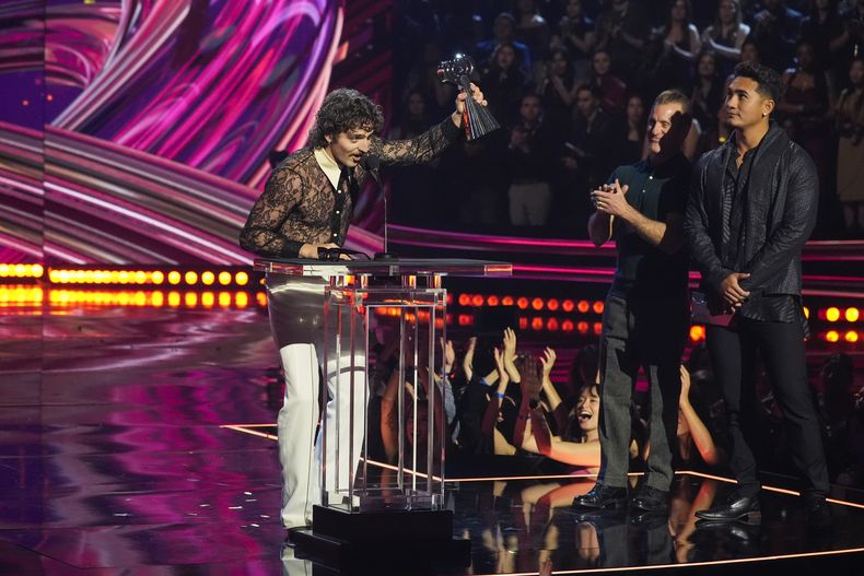 Benson Boone, de izquierda a derecha, acepta el premio a la canción del año por Beautiful Things mientras Scott Caan y Kekoa Kekumano observan durante los iHeartRadio Music Awards, el lunes 17 de marzo de 2025, en el Teatro Dolby de Los Ángeles. (Foto AP/Chris Pizzello)
