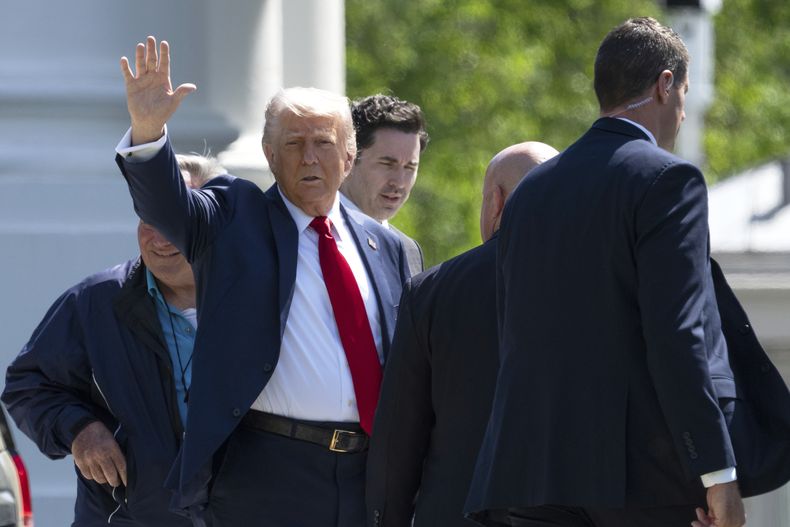 El presidente estadounidense Donald Trump saluda mientras camina hacia la Casa Blanca en Washington, el miércoles 23 de abril de 2025. (AP Foto/Mark Schiefelbein)
