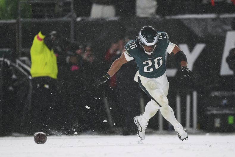 El corredor de los Eagles de Filadelfia, Saquon Barkley, celebra su touchdown durante la segunda mitad de un partido de playoffs divisionales de la NFC de la NFL contra los Rams de Los Ángeles, el domingo 19 de enero de 2025, en Filadelfia. (AP Foto/Matt Slocum)