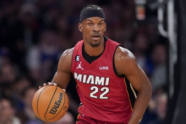 Jimmy Butler del Heat de Miami durante el primer tiempo del partido contra los Knicks de Nueva York, el domingo 30 de abril de 2023, en Nueva York. (AP Foto/John Minchillo)