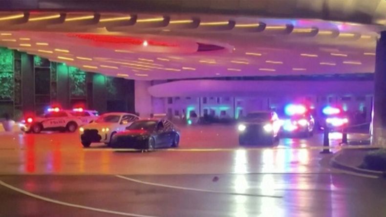 La policía y los servicios de emergencia acudieron al lugar de un tiroteo en la zona de aparcacoches del hotel Seminole Hard Rock en Hollywood, Florida, el lunes 6 de abril de 2026. (WSVN via AP)