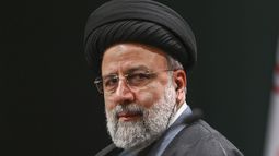 ARCHIVO - El presidente de Irán, Ebrahim Raisi, escucha al presidente de Turquía, Recep Tayyip Erdogan, que no aparece en la imagen, durante una conferencia de prensa conjunta tras su reunión en el palacio presidencial en Ankara, Turquía, el 24 de enero de 2024. El presidente Raisi, el ministro de Exteriores, Hossein Amirabdollahian y otras personas fueron encontradas muertas en el lugar donde chocó su helicóptero, según dijeron medios estatales el lunes 20 de mayo de 2024. (Mert Gokhan Koc/Dia Images via AP, Archivo)