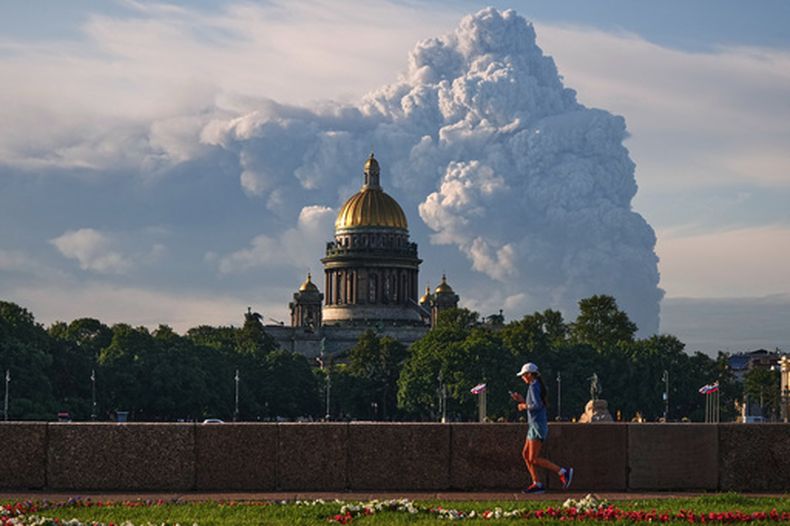 Una humareda se eleva en el cielo tras los ataqies de drones ucranianos contra almacenes del minorista en línea ruso Wildberries, en San Petersburgo, Rusia, el viernes 24 de julio de 2026, con la catedral de San Isaac al fondo. (UGC via AP)