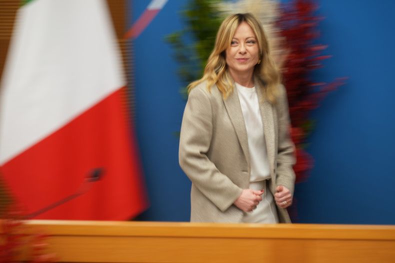 La primera ministra de Italia, Giorgia Meloni, llega a su conferencia de prensa anual de inicio de año en la sala de prensa de la Cámara baja, en Roma, el viernes 9 de enero de 2026. (AP Foto/Andrew Medichini)