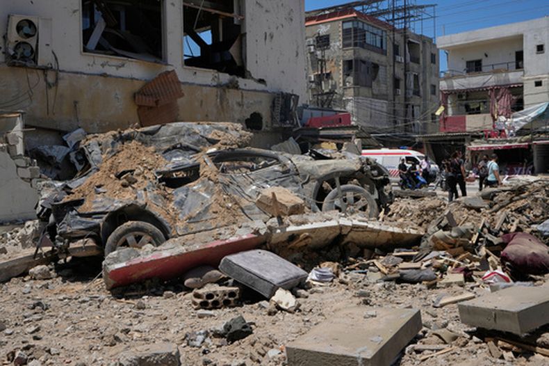 Un auto queda cubierto de escombros tras un ataque aéreo israelí en la ciudad portuaria de Tiro, en el sur de Líbano, el 12 de junio de 2026. (AP Foto/Mohammed Zaatari)