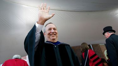 ARCHIVO - El expresidente de la Universidad de Harvard Larry Summers saluda durante un acto de la institución, el 24 de mayo de 2018, en Cambridge, Massachusetts. (AP Foto/Michael Dwyer, archivo)