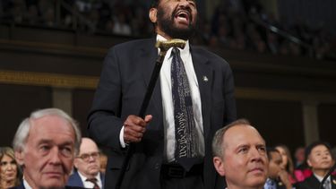 El representante demócrata de Texas, Al Green, grita en el discurso del presidente Donald Trump ante una sesión conjunta del Congreso en el Capitolio, en Washington, el martes 4 de marzo de 2025. (Win McNamee/Pool Foto vía AP)
