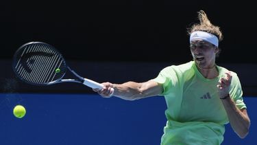 Alexander Zverev durante un entrenamiento previo al Abierto de Australia, el viernes 12 de enero de 2023, en Melbourne. (AP Foto/Andy Wong)