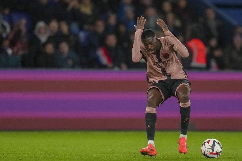 Ousmane Dembele durante el partido del Paris Saint-Germain contra Rennes en la liga francesa, el viernes 27 de septiembre de 2024. (AP Foto/Thibault Camus)