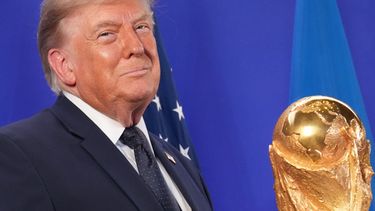 El presidente Donald Trump escucha mientras el presidente de la FIFA, Gianni Infantino, habla en una recepción en la Torre Trump en Nueva York, el viernes 17 de julio de 2026. (Foto AP/Jacquelyn Martin)