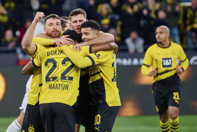 Niclas Fullkrug celebra tras anotar un gol para Borussia Dortmund en la victoria 3-1 ante Bochum en la Liga Premier inglesa, el domingo 28 de enero de 2024. (Bernd Thissen/dpa vía AP)