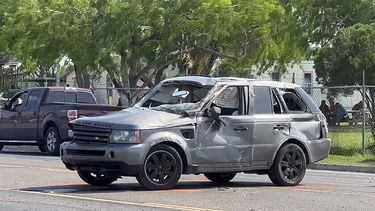 Un vehículo dañado en el lugar de un choque mortal cerca de una parada de autobús el 7 de mayo de 2023, en Brownsville, Texas. (Brian Svendsen/NewsNation/KVEO-TV vía AP)
