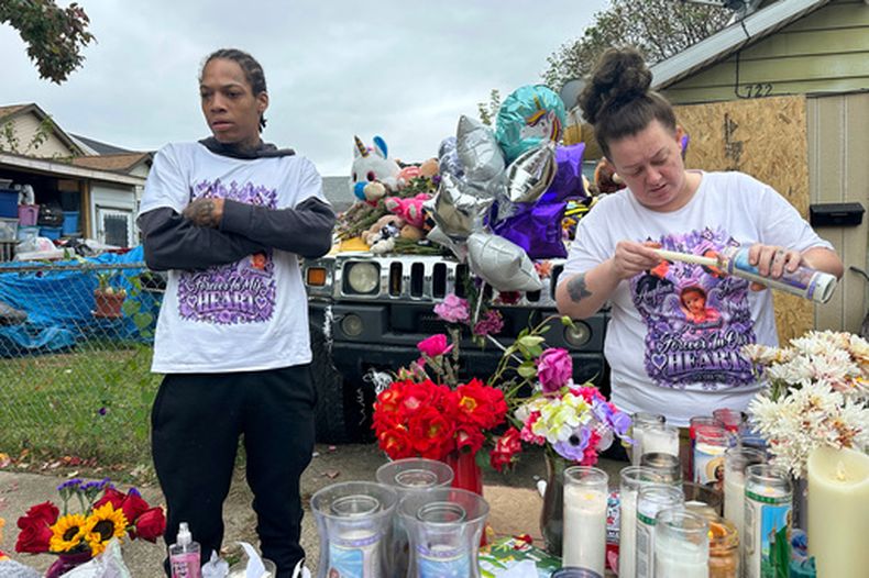 Julius Windham visita un memorial frente a la casa donde un hombre mató a tiros a 8 personas en Erie, Pensilvania, el domingo 11 de octubre de 2026. (Foto AP/Ted Shaffrey)