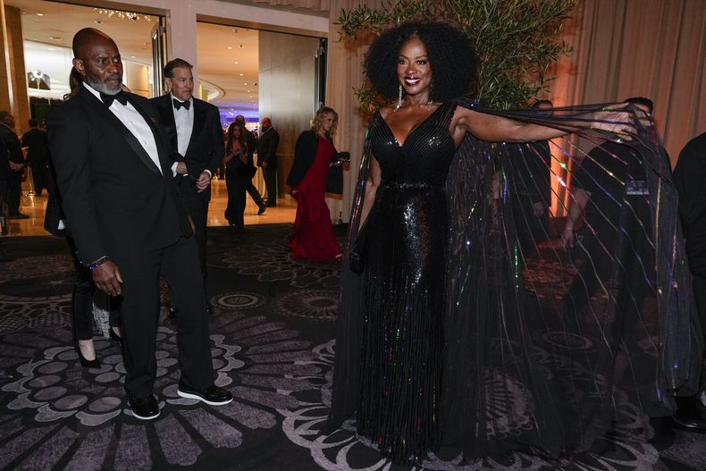 Julius Tennon, izquierda, y Viola Davis llegan a la 82ª edición de los Globos de Oro el domingo 5 de enero de 2025 en el Beverly Hilton de Beverly Hills, California. (Foto AP/Chris Pizzello)