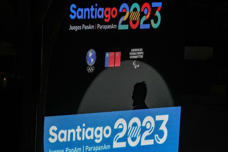 La sombra del presidente chileno Gabriel Boric en una pantalla durante una ceremonia de los Juegos Panamericanos en Santiago, Chile, el sábado 30 de septiembre de 2023. (AP Foto/Esteban Félix)