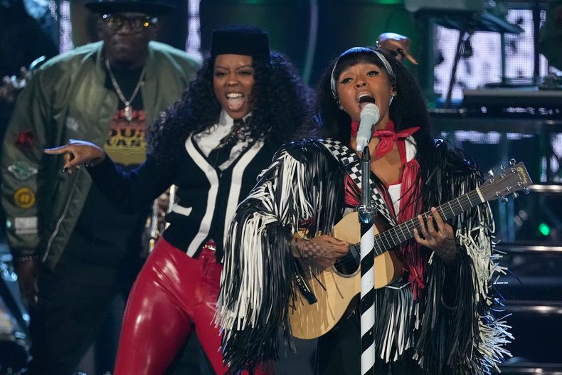 Janelle Monae, derecha, durante su presentación en la ceremonia de incorporación al Salón de la Fama del Rock and Roll de 2025 el sábado 8 de noviembre de 2025 en L.A. Live en Los Ángeles. (Foto AP/Chris Pizzello)
