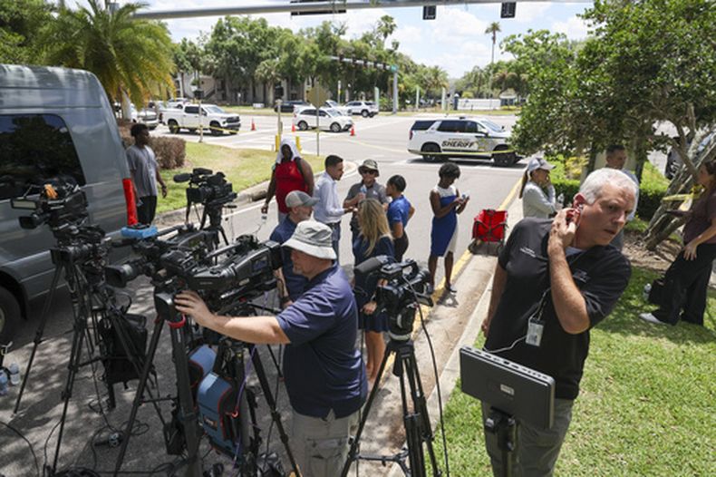 Periodistas cubren a la policía que investiga en Lake Forest, Tampa, Florida, el 24 de abril del 2026, donde un hombre fue detenido tras atrincherarse en una casa, en conexión con la búsqueda de dos estudiantes desaparecidos de la Universidad de Florida. (Douglas R. Clifford/Tampa Bay Times via AP)