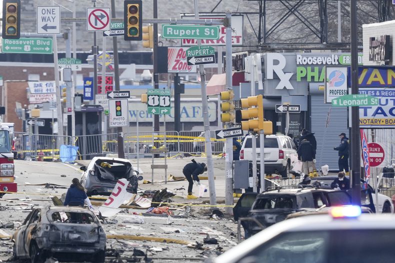 Autoridades investigan el lugar donde cayó un avión en Filadelfia, el 1 de febrero del 2025. (AP foto/Matt Rourke)