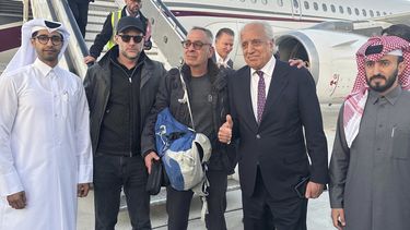 Foto entregada por el Ministerio de Relaciones Exteriores de Qatar que muestra a George Glezmann (cent) con Adam Boehler (segundo desde la izquierda) y Zalmay Khalilzad (segundo desde la derecha) y diplomáticos qataríes en Kabul, Afganistán, el 20 de marzo del 2025. (Ministerio de Relaciones Exteriores de Qatar via AP)