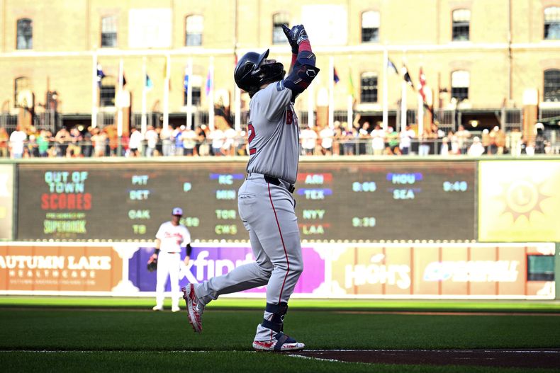 El venezolano Wilyer Abreu, de los Medias Rojas de Boston, festeja su jonrón en el juego del martes 28 de mayo de 2024, ante los Orioles de Baltimore (AP Foto/Nick Wass)