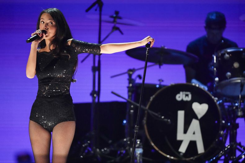 Olivia Rodrigo actúa durante el concierto benéfico FireAid el jueves 30 de enero de 2025 en Intuit Dome en Inglewood, California. (Foto Jordan Strauss/Invision/AP)