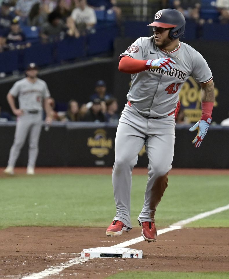 El colombiano Harold Ramírez, de los Nacionales de Washington, salta en la antesala tras conectar un triple ante los Rays de Tampa Bay, el sábado 29 de junio de 2024 (AP Foto/Steve Nesius)