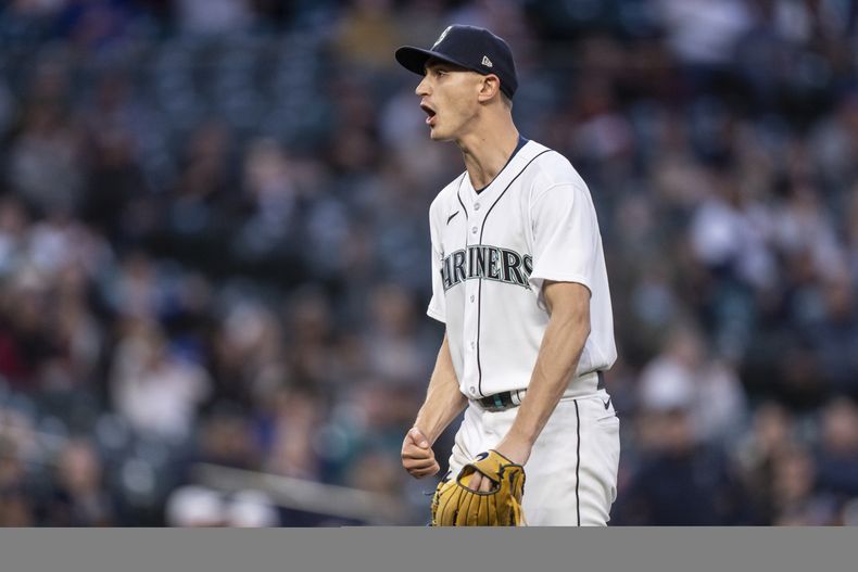 George Kirby, de los Marineros de Seattle, abandona el terreno tras resolver la parte alta de la séptima entrada ante los Rangers de Texas, el martes 9 de mayo de 2023 (AP Foto/Stephen Brashear)