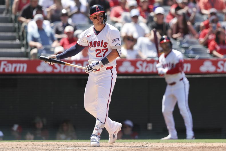 Mike Trout, de los Angelinos de Los Ángeles, observa después de ser ponchado durante la sexta entrada del juego de béisbol de Grandes Ligas frente a los Diamondbacks de Arizona, el domingo 13 de julio de 2025, en Anaheim, California. (AP Foto/Jessie Alcheh)