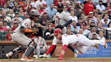 Nolan Gorman (16), de los Cardenales de San Luis, se barre en el plato y llega safe, durante la primera entrada en contra de los Astros de Houston del juego de béisbol, el miércoles 28 de junio de 2023, en San Luis. (AP Photo/Michael Thomas)