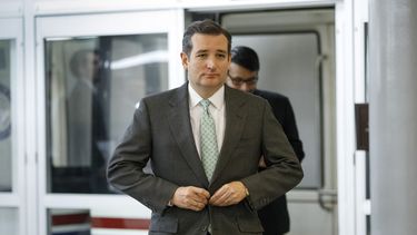 americateve | El senador republicano Ted Cruz y otros legisladores arriban al Senado el lunes, 6 de enero del 2014. El Senado  se aprestaba el martes a votar sobre si extiende o no los pagos por desempleo a aproximadamente 1,3 millones de personas. (Foto AP/J. Scott Ap