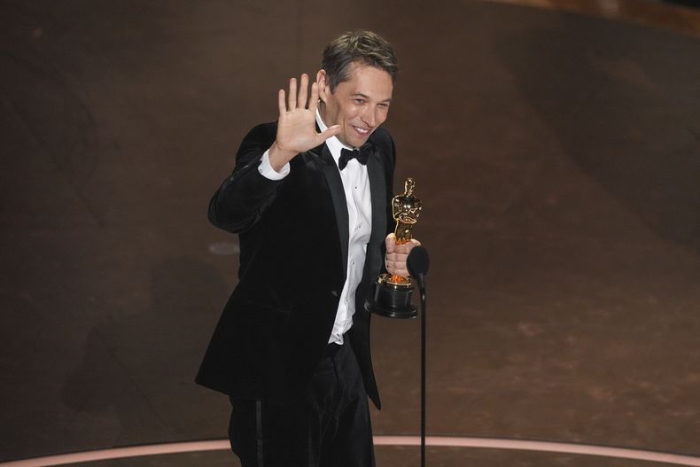 Sean Baker recibe el Oscar a la mejor dirección por Anora el domingo 2 de marzo de 2025, en el Teatro Dolby en Los Ángeles. (AP Foto/Chris Pizzello)
