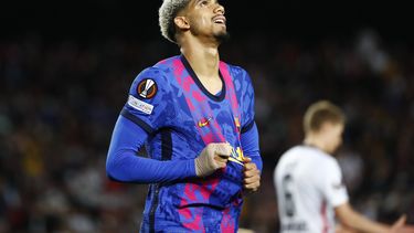 Defensa uruguayo Araújo renueva con el Barça hasta 2026