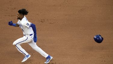 El venezolano Maikel García, de los Reales de Kansas City, corre para anotar en un elevado de sacrificio de su compatriota Salvador Pérez, el mates 23 de mayo de 2023, ante los Tigres de Detroit (AP Foto/Charlie Riedel)