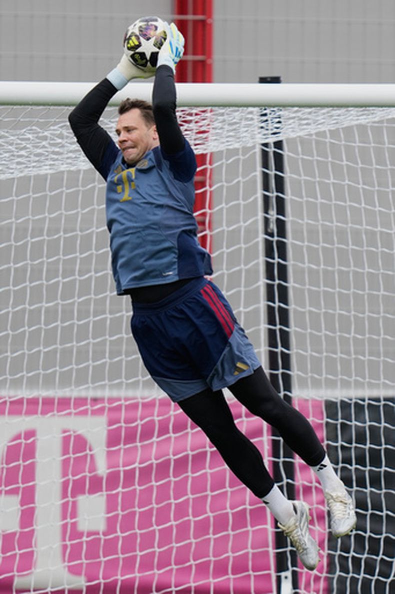 El portero del Múnich, Manuel Neuer, calienta durante una sesión de entrenamiento en Múnich, Alemania, el martes 5 de mayo de 2026, antes del partido de fútbol de vuelta de la semifinal de la Liga de Campeones entre el FC Bayern y el PSG. (Foto AP/Matthias Schrader)