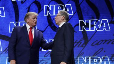 AP VERIFICA: La NRA usa argumentos falsos sobre las armas