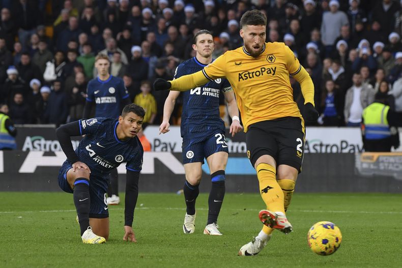 Matt Doherty del Wolverhampton anota el segundo gol de su equipo en el encuentro ante el Chelsea en la Liga Premier en el Molineux el domingo 24 de diciembre del 2023. (AP Foto/Rui Vieira)