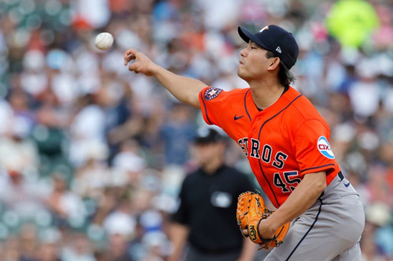 El lanzador de los Astros de Houston, Tatsuya Imai, lanza contra los Tigres de Detroit durante la primera entrada de un partido de béisbol, el jueves 25 de junio de 2026, en Detroit. (Foto AP/Duane Burleson)