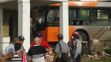 omnibus impacta contra dos viviendas en la habana
