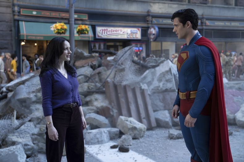Esta imagen publicada por Warner Bros. Pictures muestra a Rachel Brosnahan, a la izquierda, y David Corenswet en una escena de Superman. (Warner Bros. Pictures via AP)