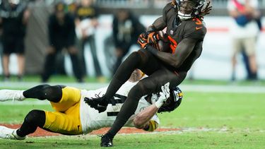 Jerry Jeudy, receptor abierto de los Browns de Cleveland, es derribado por el linebacker Payton Wilson, de los Steelers de Pittsburgh, durante la segunda mitad del partido de la NFL, el jueves 1 de octubre de 2026, en Cleveland. (AP Foto/Sue Ogrocki)